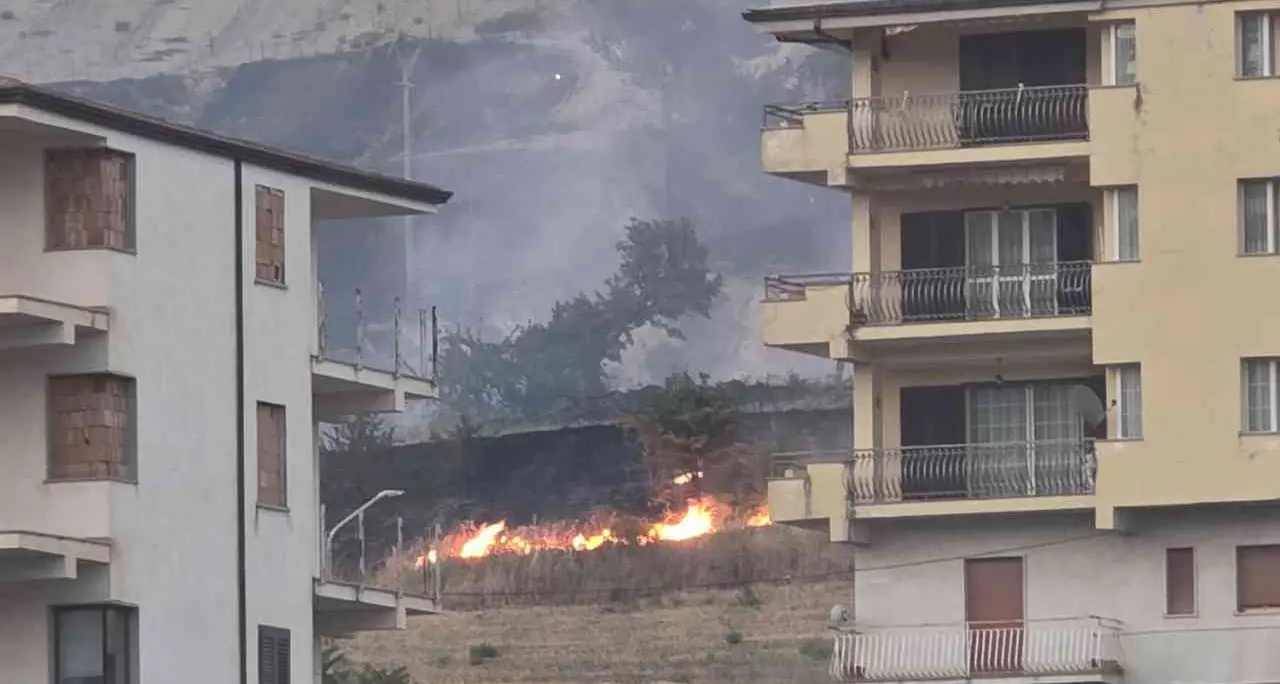A Cassano il fuoco non si arrende, i vigili del fuoco al lavoro da ieri. Il sindaco Iacobini: «Siamo ancora in guerra»\n