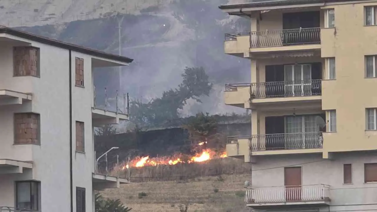 A Cassano il fuoco non si arrende, i vigili del fuoco al lavoro da ieri. Il sindaco Iacobini: «Siamo ancora in guerra»\n