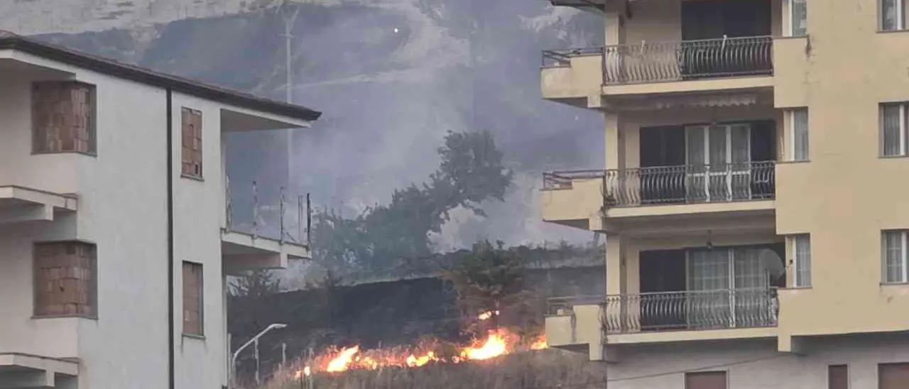 A Cassano il fuoco non si arrende, i vigili del fuoco al lavoro da ieri. Il sindaco Iacobini: «Siamo ancora in guerra»\n