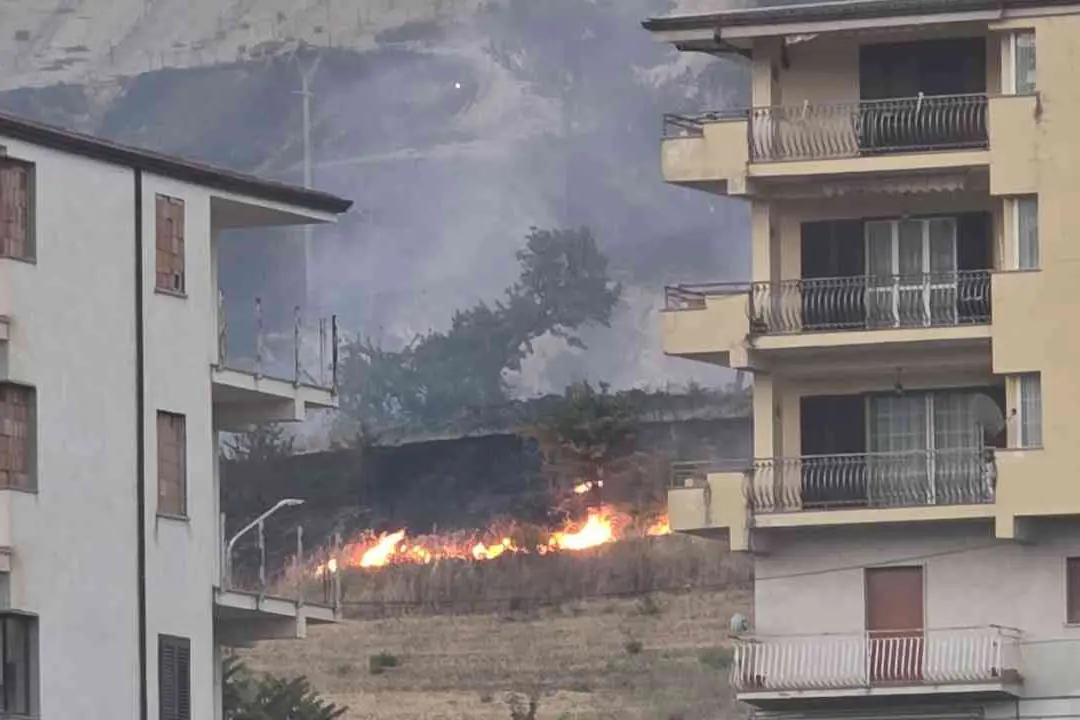 A Cassano il fuoco non si arrende, i vigili del fuoco al lavoro da ieri. Il sindaco Iacobini: «Siamo ancora in guerra»\n
