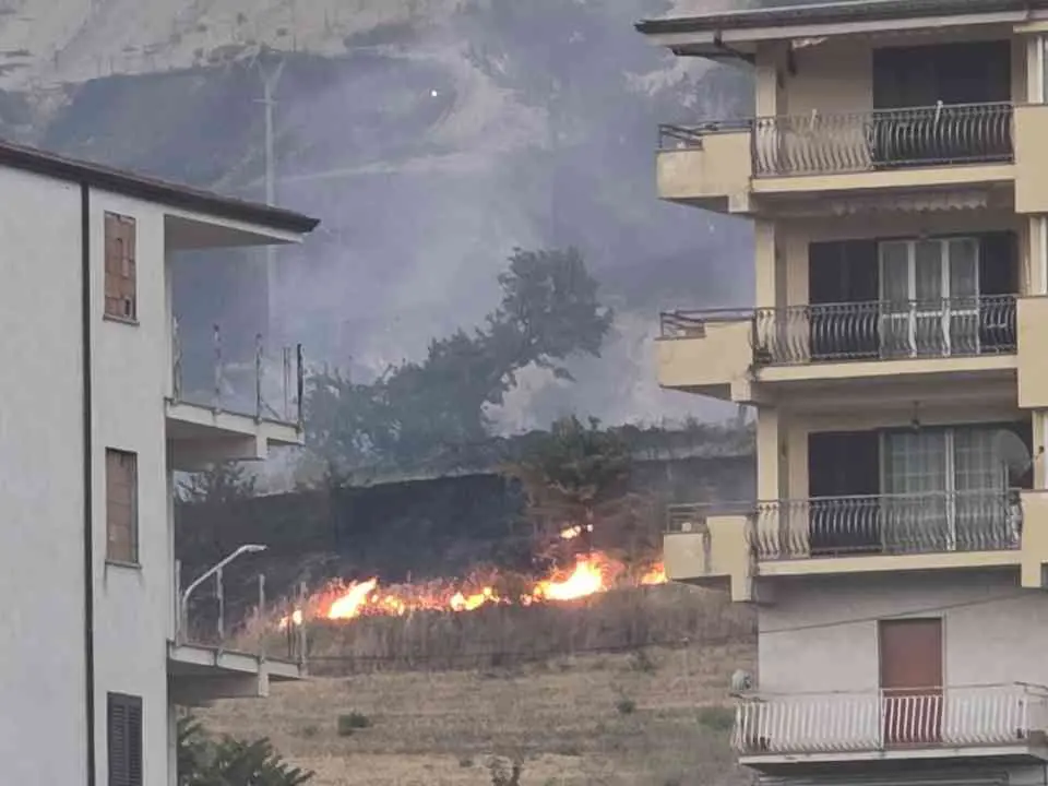 A Cassano il fuoco non si arrende, i vigili del fuoco al lavoro da ieri. Il sindaco Iacobini: «Siamo ancora in guerra»