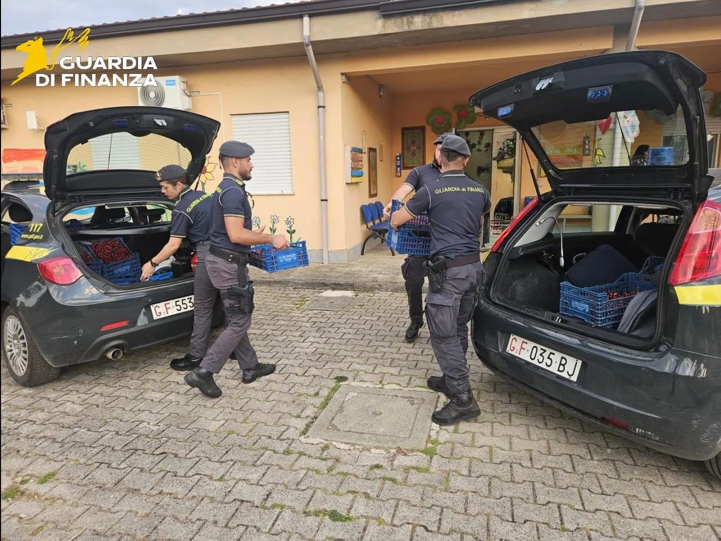 Controlli della Finanza sulla costa Vibonese, ambulanti nel mirino: sequestrati oltre 7.300 prodotti e denunciate 2 persone\n