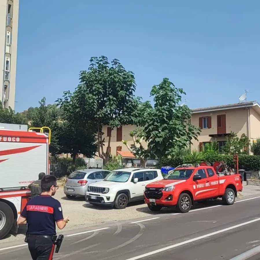 Scontro tra due auto in via Conti Falluc: tre feriti, una donna estratta dalle lamiere dai Vigili del Fuoco\n