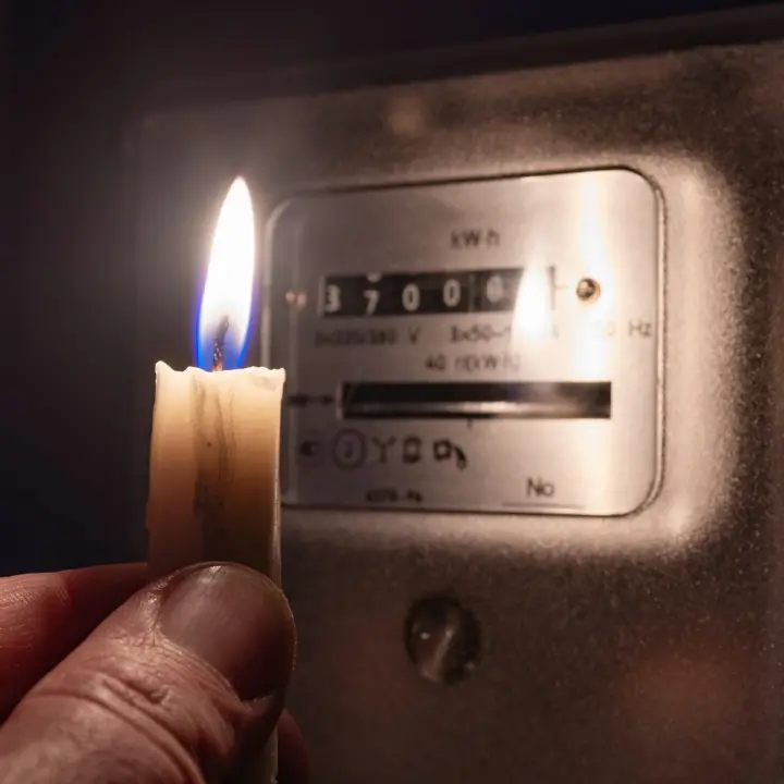 <p>Blackout al tramonto e guerre lontane: la Calabria rischia una crisi energetica che nessuno sta preparando</p>