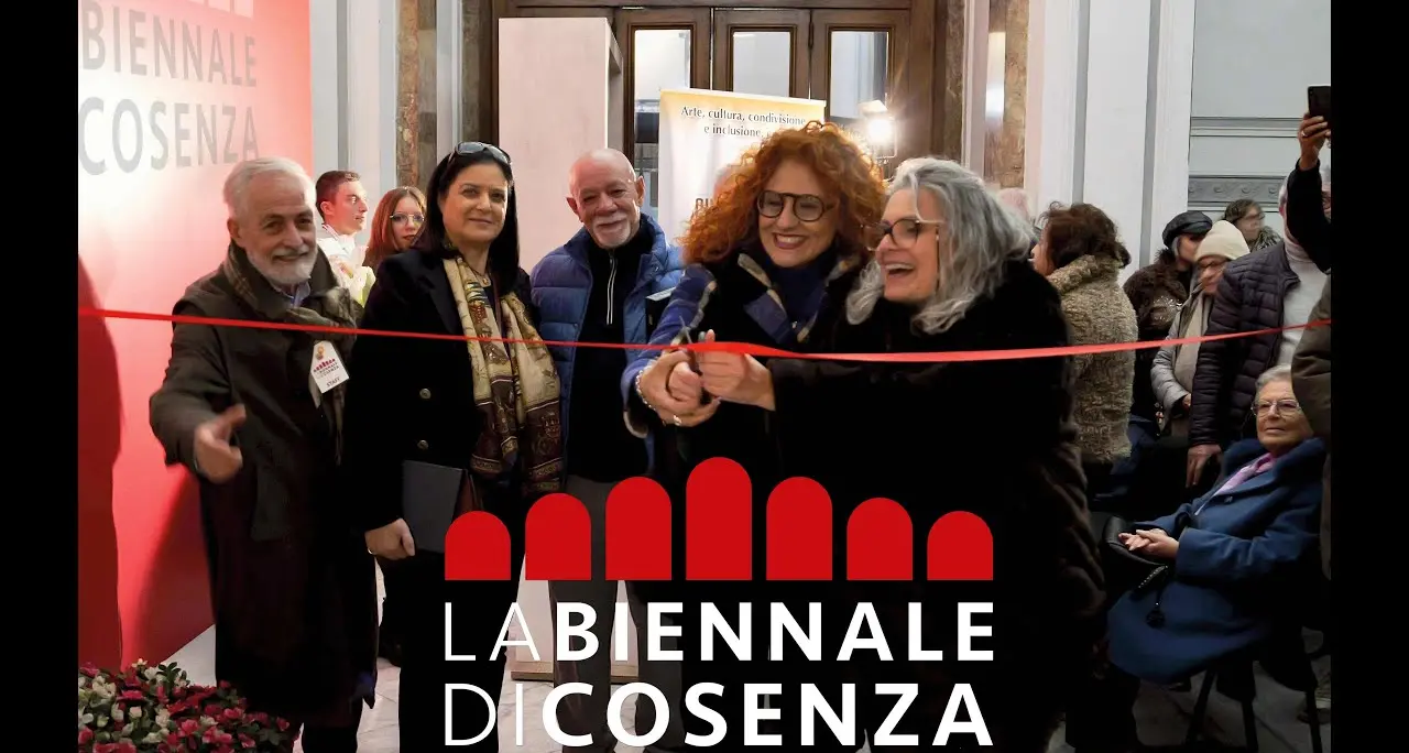 Quando l'arte apre i cancelli della storia: la nuova sfida della Biennale di Cosenza che torna al Castello Svevo\n