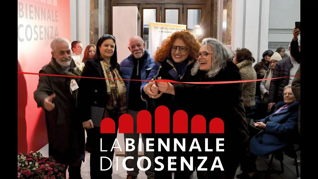 Quando l'arte apre i cancelli della storia: la nuova sfida della Biennale di Cosenza che torna al Castello Svevo\n