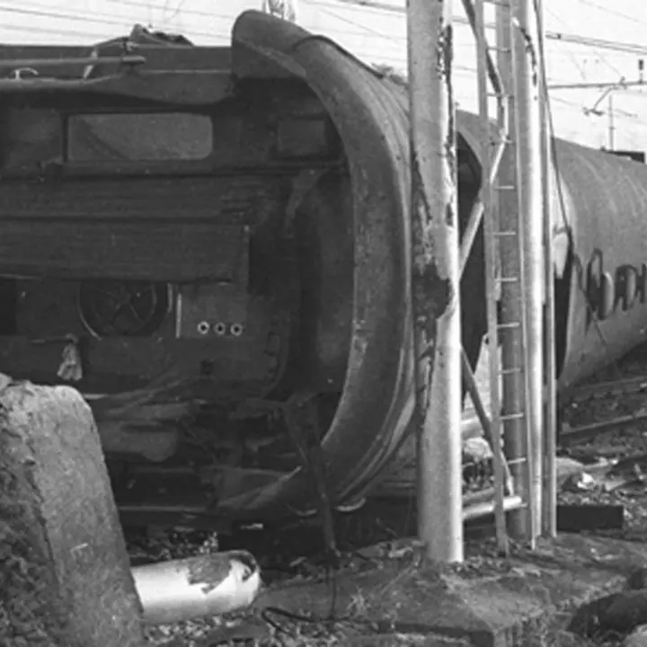 <p><span style=\"color:hsl(0, 75%, 60%);\">22 luglio 1970</span>, nell'Italia della Strategia della Tensione e dell’eversione neofascista a <span style=\"color:hsl(0, 75%, 60%);\">Gioia Tauro</span> il deragliamento del Treno del Sole</p>