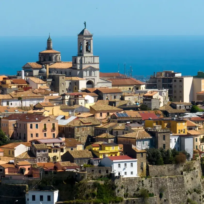<p>Catanzaro tra gli<span style=\"color:hsl(0, 75%, 60%);\"> hub pilota</span> per far da ponte tra i giovani e le istituzioni scolastiche, le università e il mondo delle imprese</p>