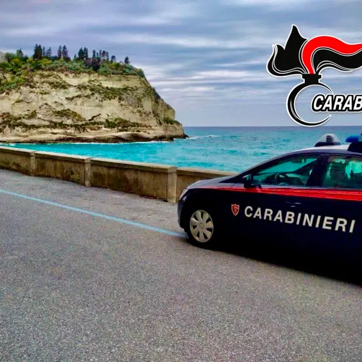 Tropea, un giorno di ordinaria follia: impugna un coltello, aggredisce i familiari, i carabinieri e poi\u00A0continua in ospedale. Arrestato un 30enne\n