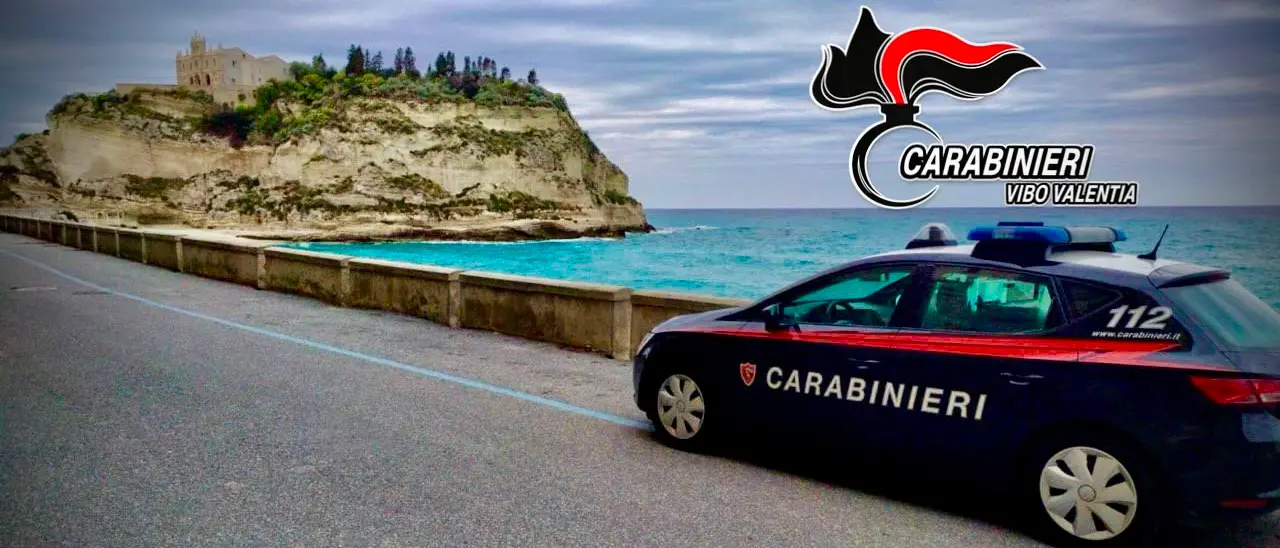 Tropea, un giorno di ordinaria follia: impugna un coltello, aggredisce i familiari, i carabinieri e poi\u00A0continua in ospedale. Arrestato un 30enne\n