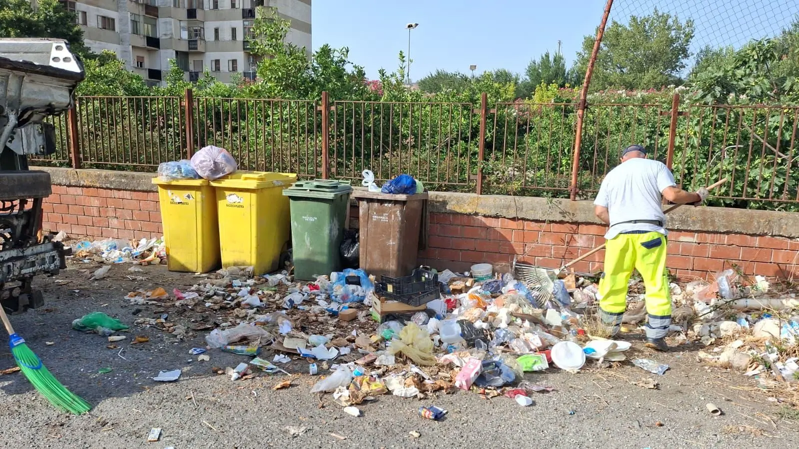 Irregolare conferimento dei rifiuti, raffica di sanzioni in via Caduti 16 marzo\n