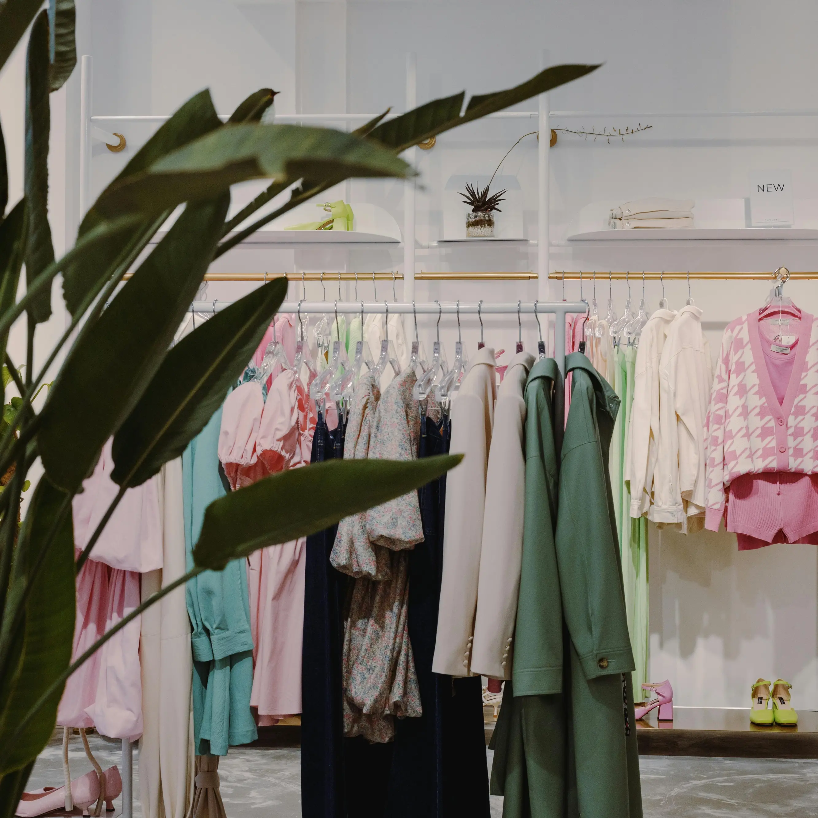 <p>Commercio,<span style=\"color:hsl(0, 75%, 60%);\"> la Calabria sorprende e resiste all’e-commerce</span> che in Italia cancella migliaia di negozi di vicinato</p>