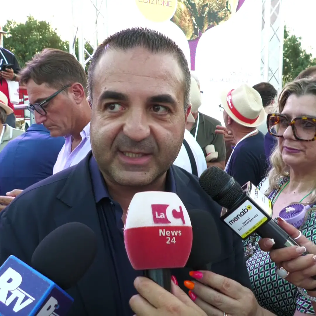 <p>Francesco Cannizzaro si dimette da deputato: «Sono entrato con la sciarpa della Reggina, esco con la cravatta amaranto»</p>