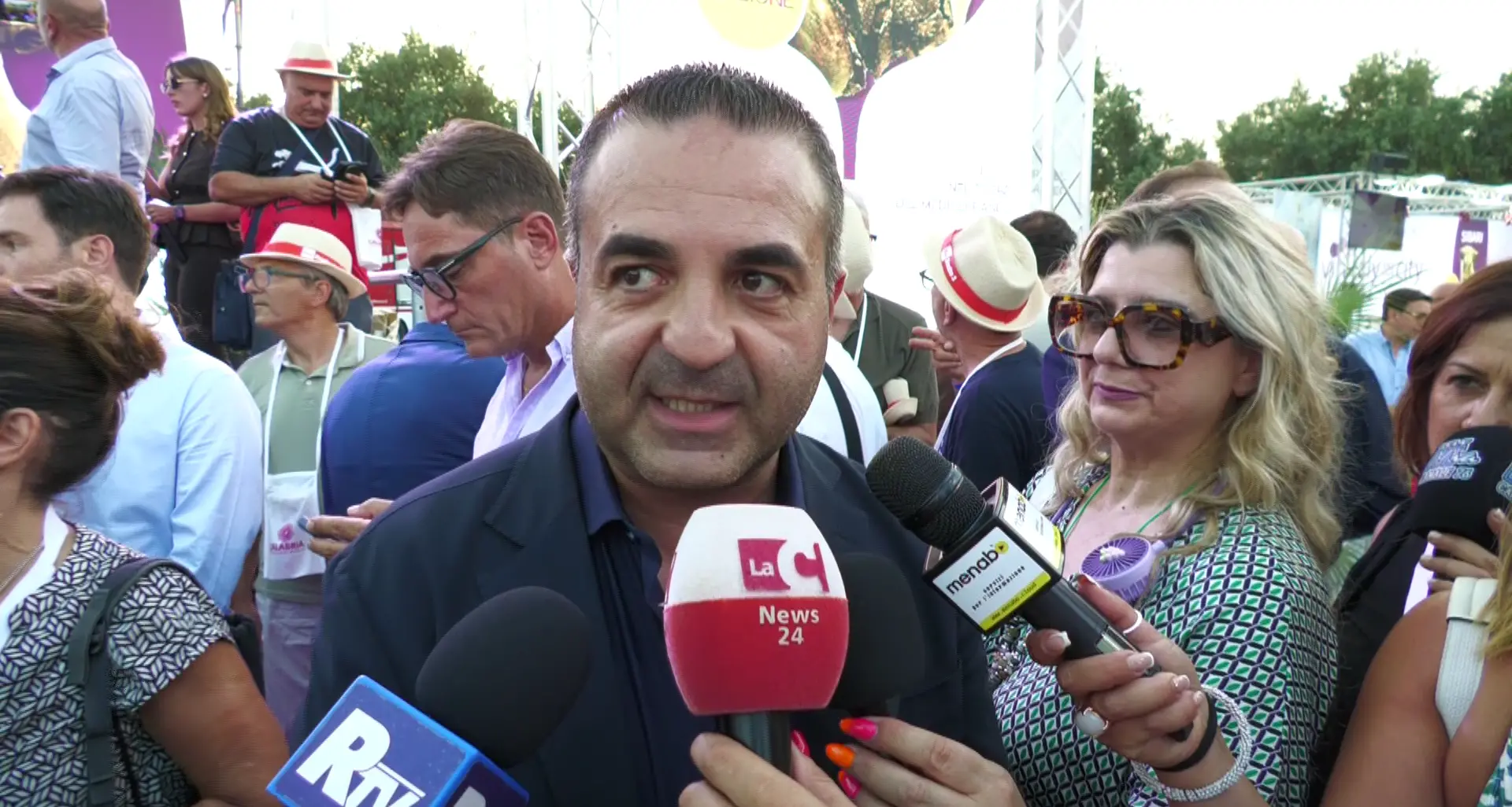 Francesco Cannizzaro si dimette da deputato: «Sono entrato con la sciarpa della Reggina, esco con la cravatta amaranto»\n