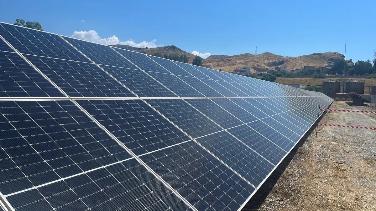 Pannelli fotovoltaici per alimentare la rete elettrici dei treni, a Saline Ioniche l’impianto Fs più grande d’Italia