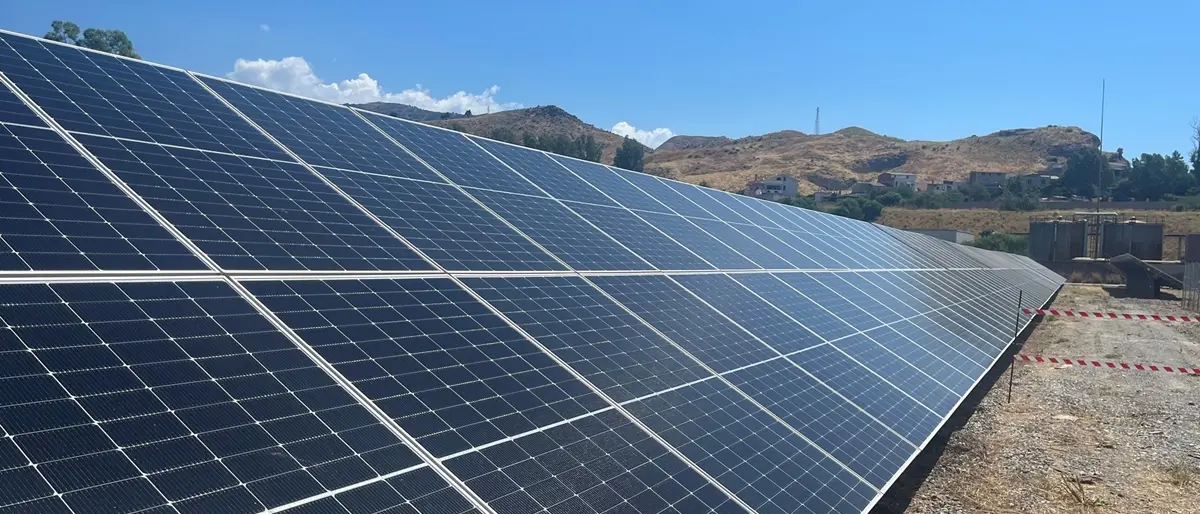 Pannelli fotovoltaici per alimentare la rete elettrici dei treni, a Saline Ioniche l’impianto Fs più grande d’Italia