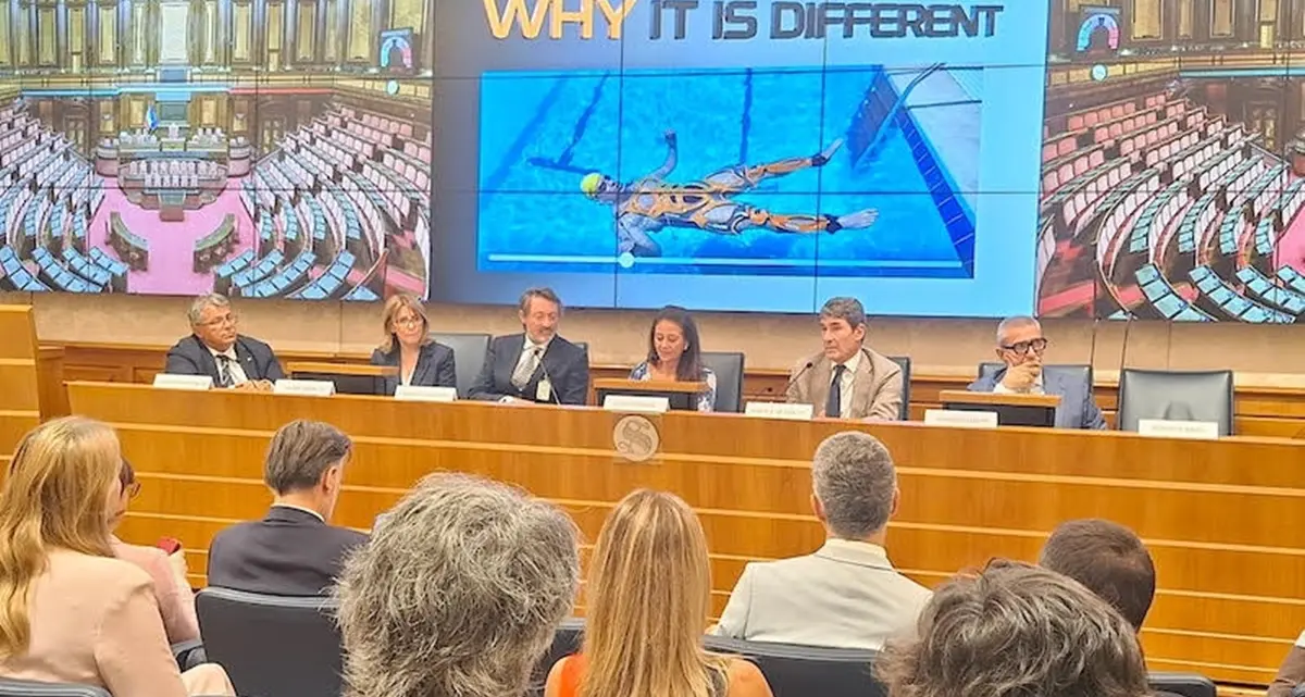 Giusy Versace presenta in Senato\n\nil primo esoscheletro al mondo gonfiabile\n