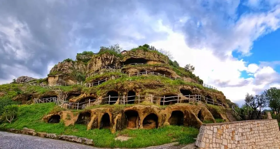 <p>Dalle Grotte di Verzino alla Villa Romana di Casignana: ecco <span style=\"color:hsl(0, 75%, 60%);\">i luoghi del cuore </span>che conquistano la Calabria</p>