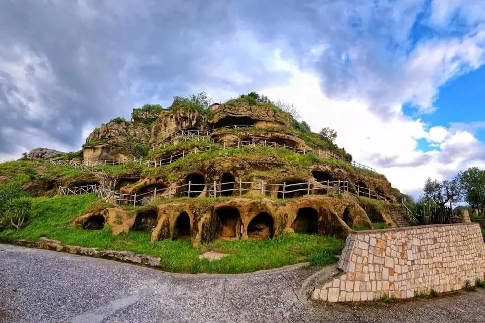 Dalle Grotte di Verzino alla Villa Romana di Casignana: ecco i luoghi del cuore che conquistano la Calabria\n