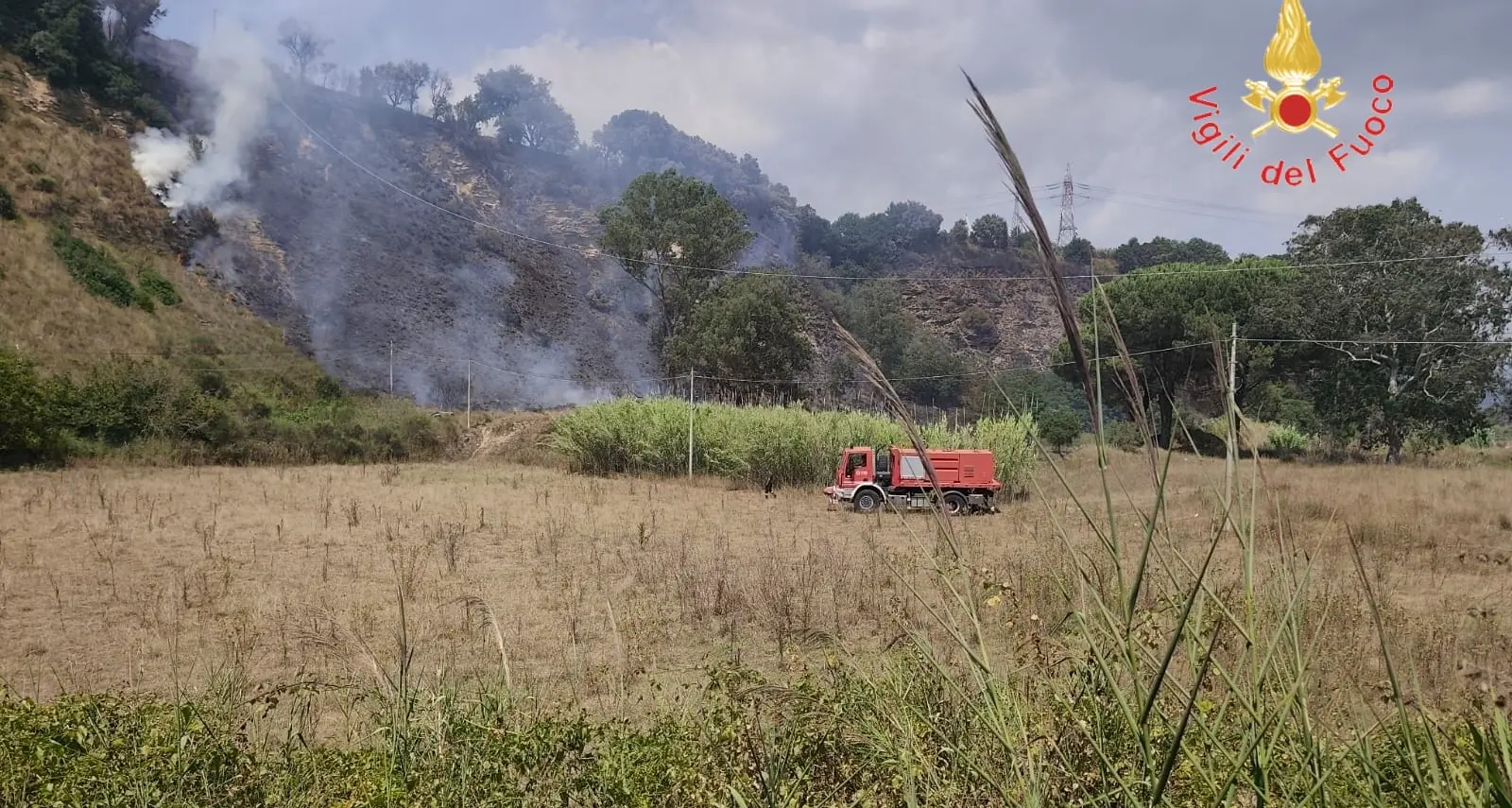 Vasto incendio a Pianopoli, evitato il peggio: decisivi l’elicottero e il lavoro delle squadre di terra\n