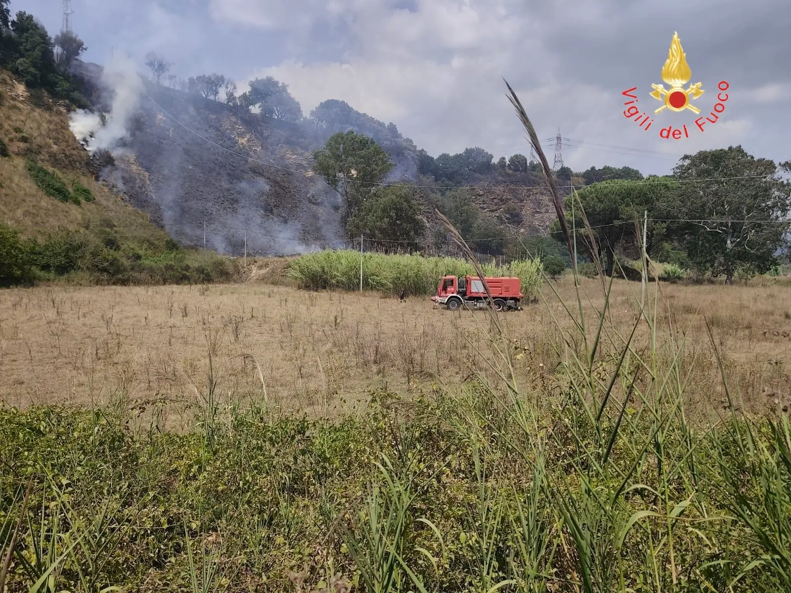 Vasto incendio a Pianopoli, evitato il peggio: decisivi l’elicottero e il lavoro delle squadre di terra\n