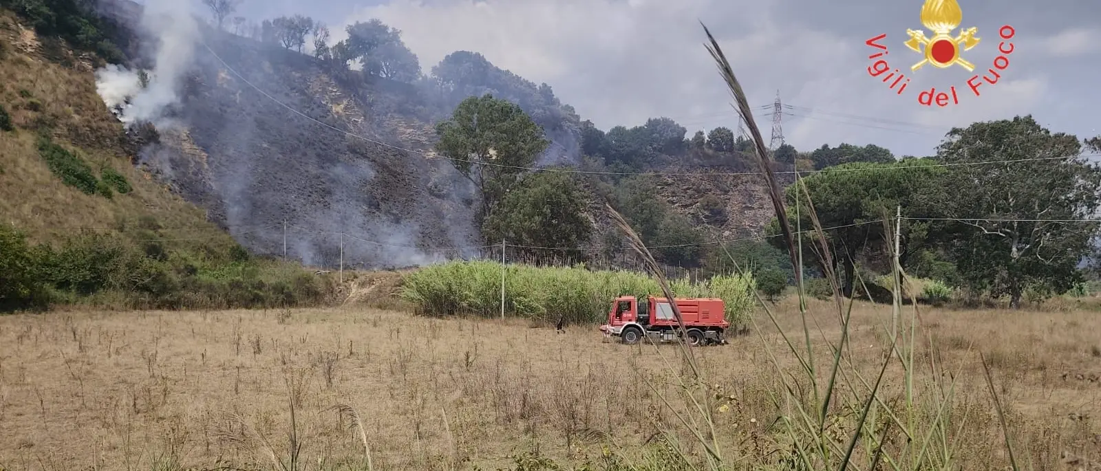 Vasto incendio a Pianopoli, evitato il peggio: decisivi l’elicottero e il lavoro delle squadre di terra\n