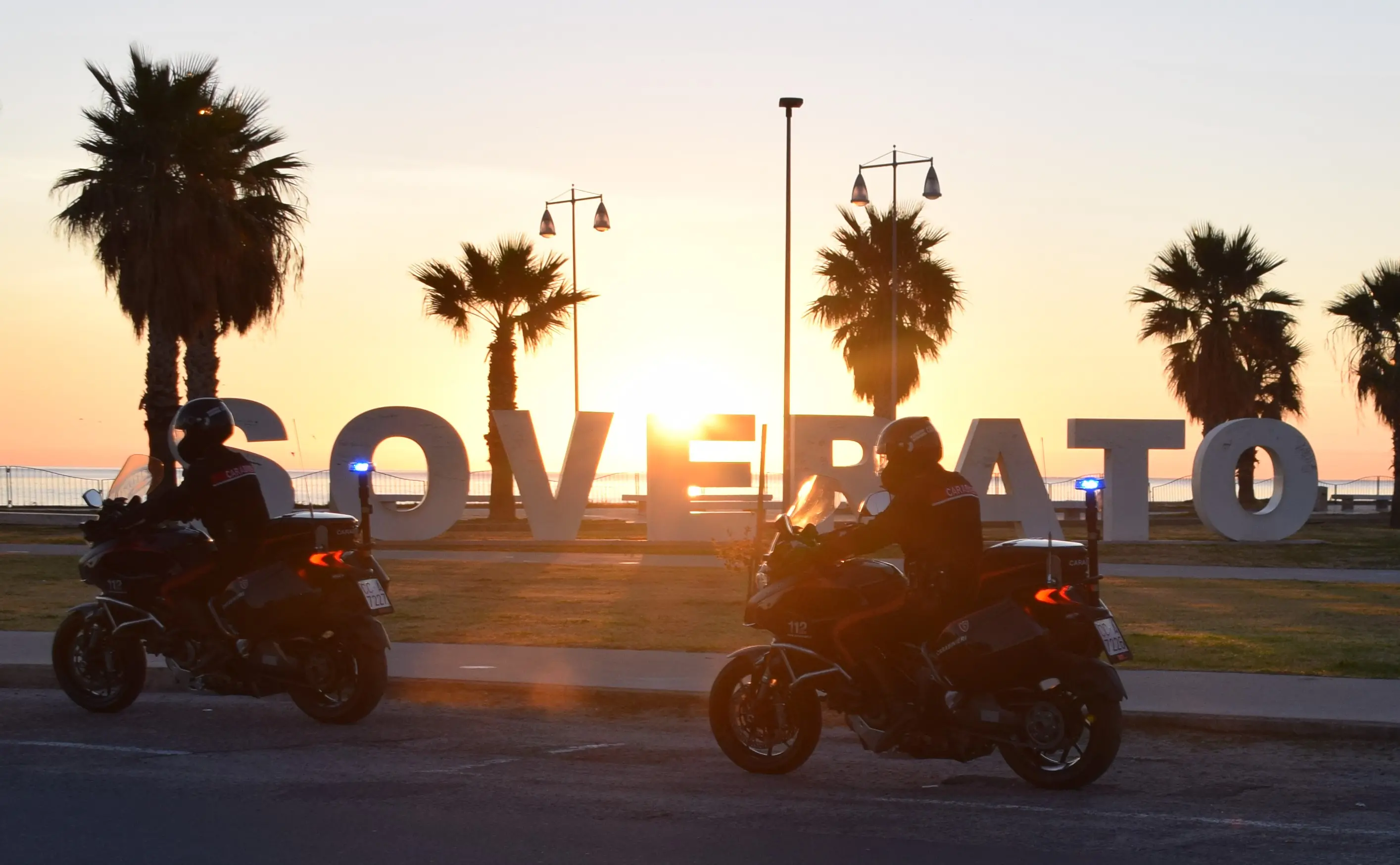 Controlli movida sul litorale di Soverato: armi in auto e spray al peperoncino in discoteca, tre denunciati\n