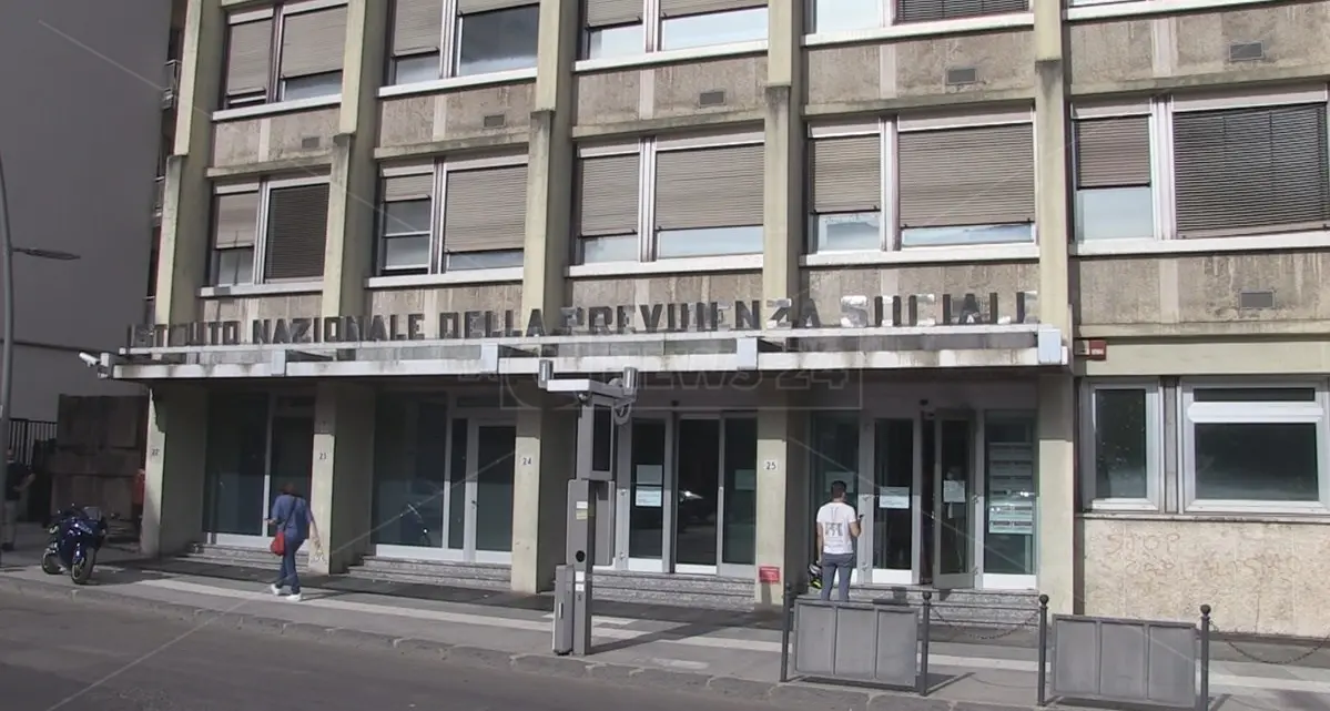 <p>Anche in Calabria si risponde al caldo con i <span style=\"color:hsl(0, 75%, 60%);\">rifugi climatici</span>: l’Inps di Cosenza accoglie chi cerca riparo dall’afa</p>