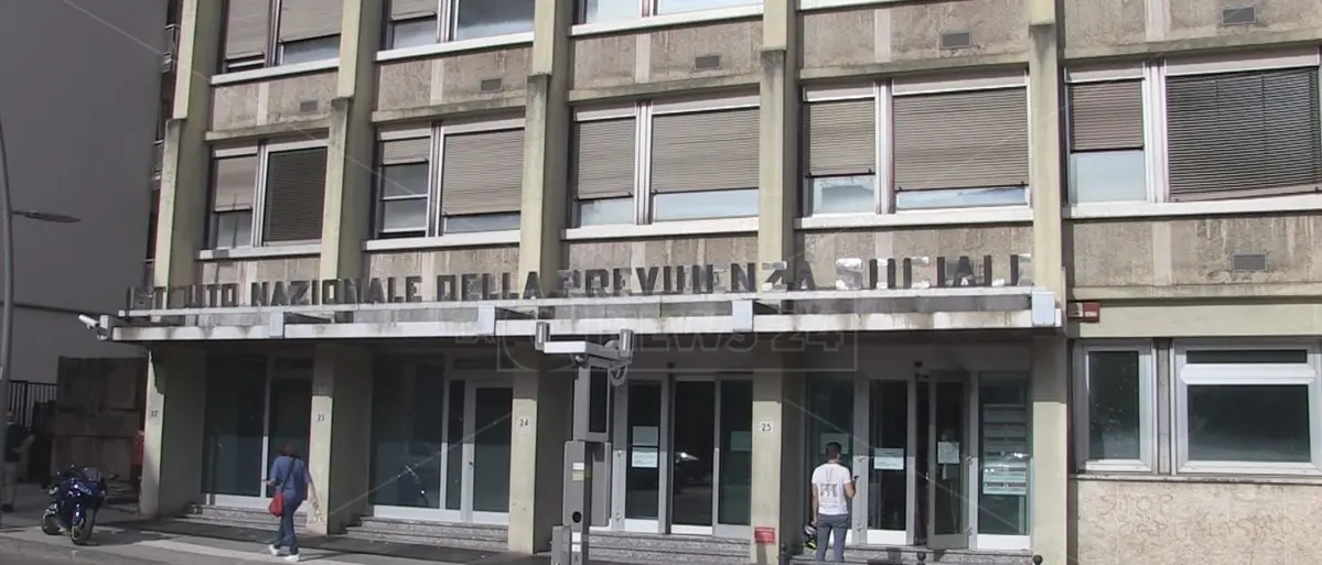 Anche in\u00A0Calabria si risponde al caldo con i rifugi climatici: l’Inps di Cosenza accoglie\u00A0chi cerca riparo dall’afa\n
