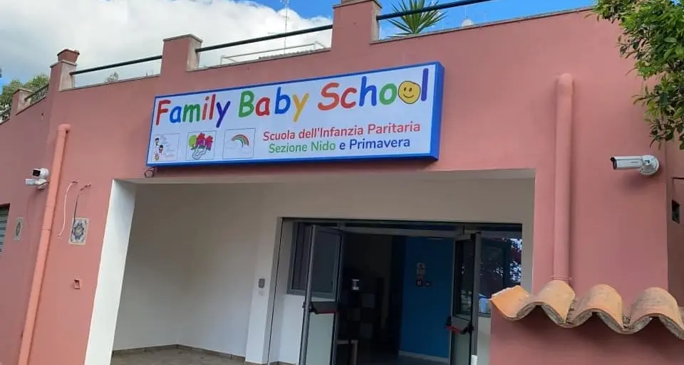 Asilo di Tropea, l’Asp indaga sulla morte del bimbo: «Batterio killer possibile, ma cerchiamo certezze. Gli altri stanno bene»\n