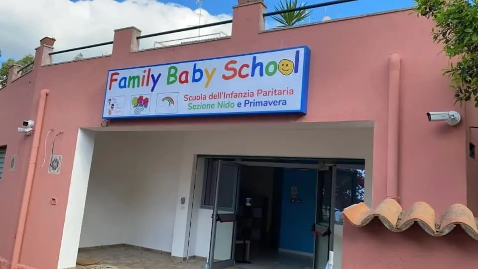 Asilo di Tropea, l’Asp indaga sulla morte del bimbo: «Batterio killer possibile, ma cerchiamo certezze. Gli altri stanno bene»\n