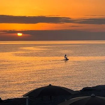 Rivale Beach Club di Falerna: il luogo dove l'estate diventa un'emozione\n