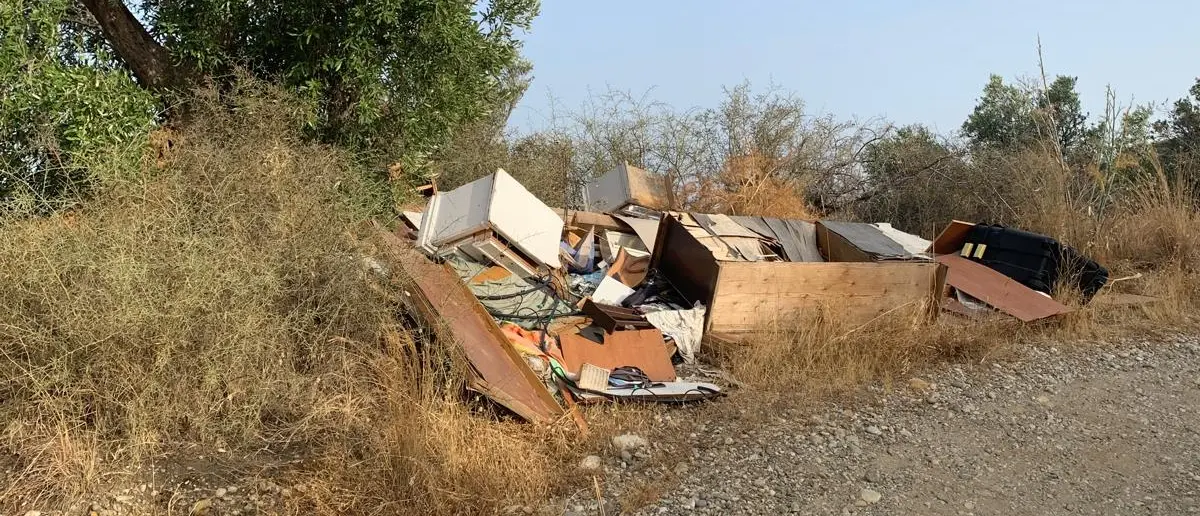 Discarica abusiva sulla strada Vito-Ortì, l’allarme di Paviglianiti: «Situazione oltre ogni limite»\n