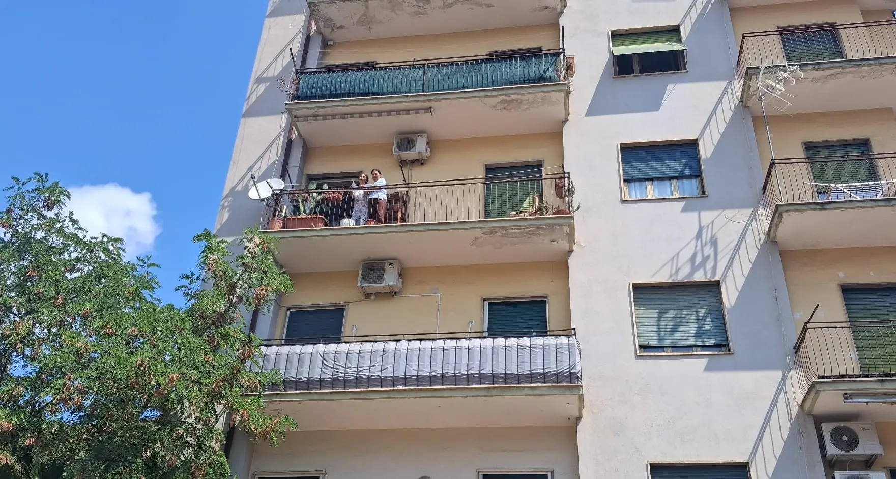 Nabila, la mamma di Momo, accusa un malore e viene soccorsa dal 118