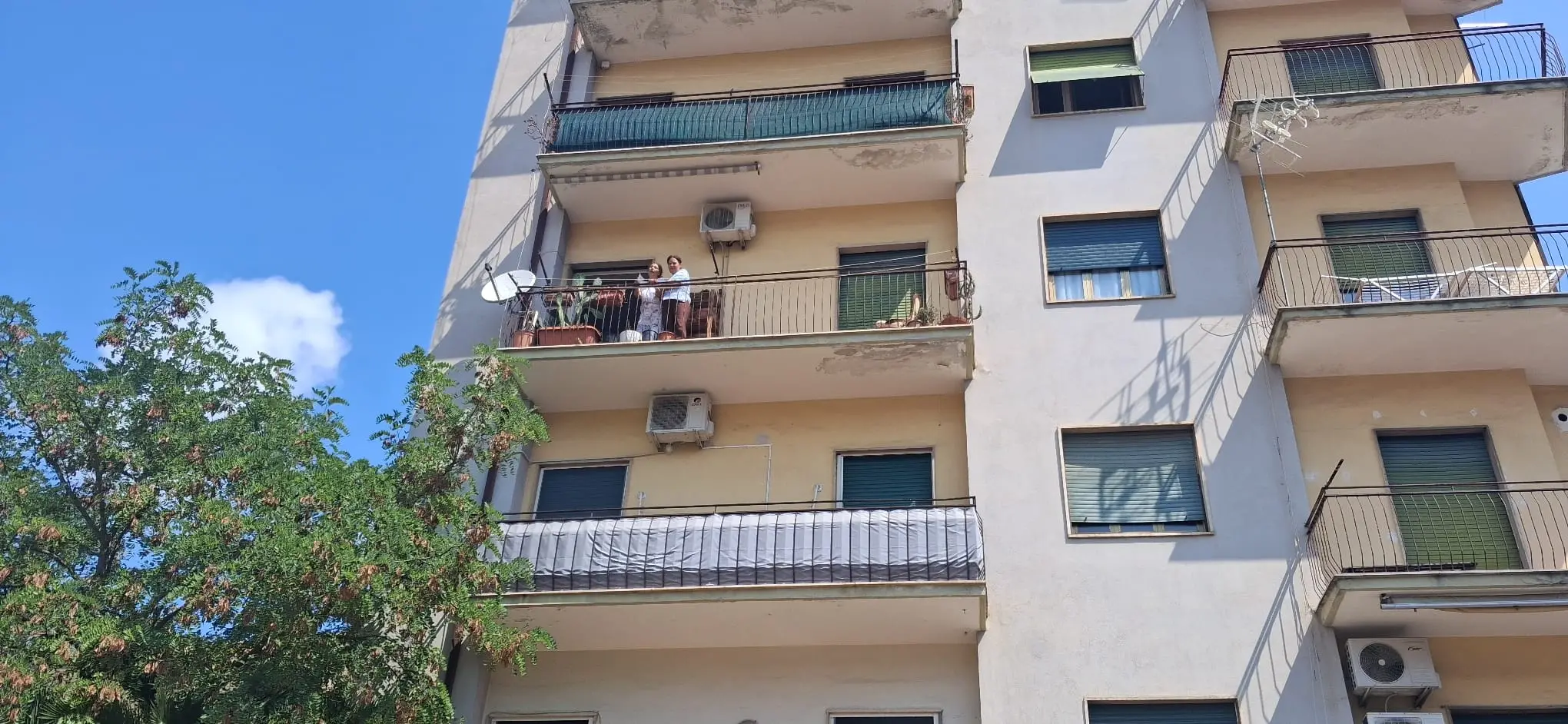 Nabila, la mamma di Momo, accusa un malore e viene soccorsa dal 118