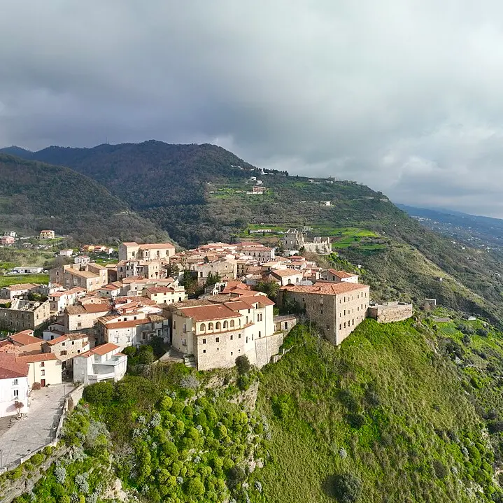 Dieci borghi della provincia di Cosenza che meritano un viaggio: i luoghi più belli (e meno conosciuti) da scoprire\n