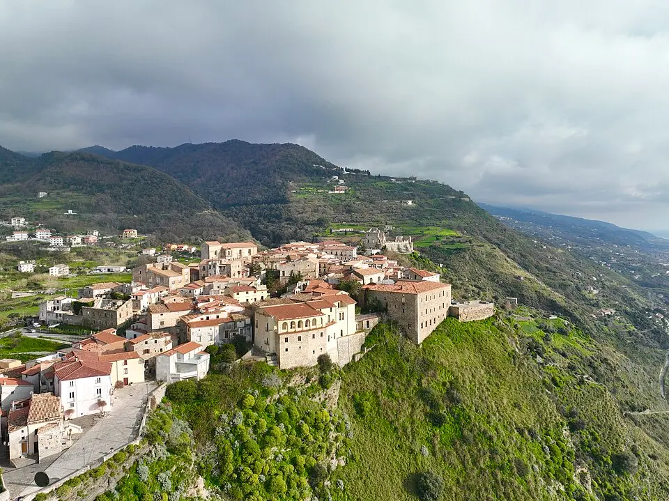 Dieci borghi della provincia di Cosenza che meritano un viaggio: i luoghi più belli (e meno conosciuti) da scoprire\n