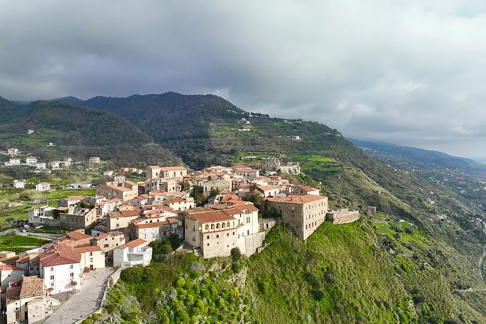 Dieci borghi della provincia di Cosenza che meritano un viaggio: i luoghi più belli (e meno conosciuti) da scoprire\n