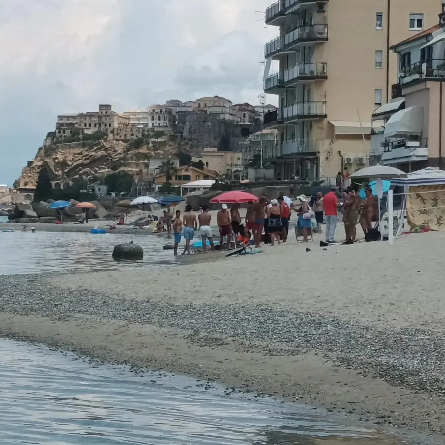 <p>Tragedia in spiaggia a Pizzo: 72enne muore davanti alla moglie dopo un malore in acqua</p>