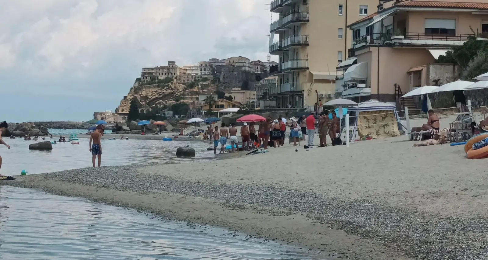 Tragedia in spiaggia a Pizzo: 72enne muore davanti alla moglie dopo un malore in acqua\n