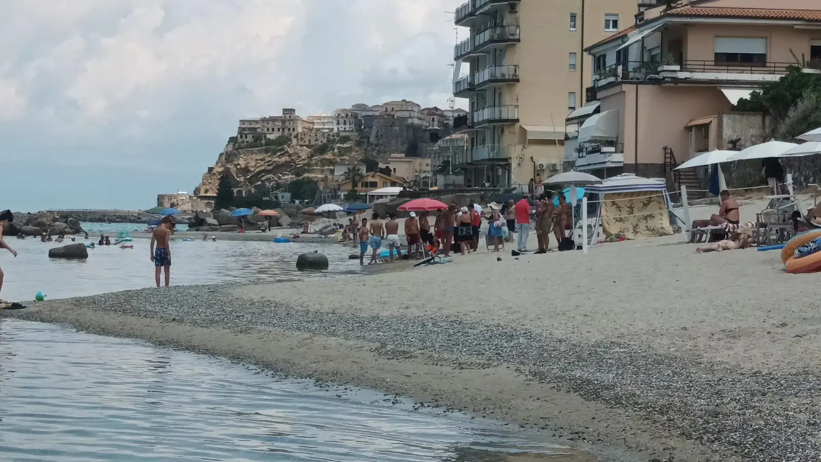 Tragedia in spiaggia a Pizzo: 72enne muore davanti alla moglie dopo un malore in acqua\n