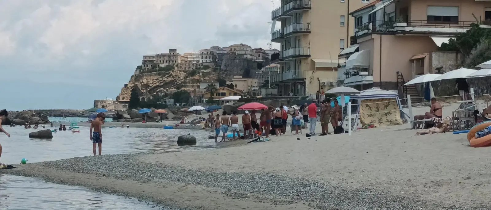 Tragedia in spiaggia a Pizzo: 72enne muore davanti alla moglie dopo un malore in acqua\n