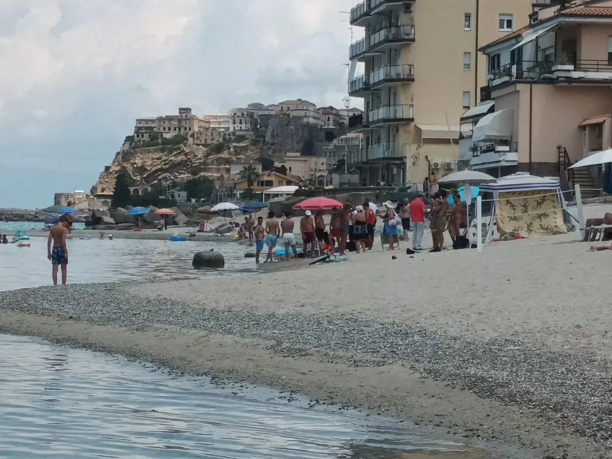 Tragedia in spiaggia a Pizzo: 72enne muore davanti alla moglie dopo un malore in acqua