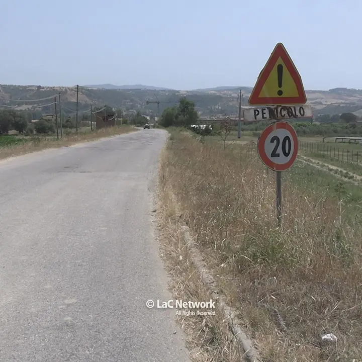 Strada dissestata e rimpallo di competenze: tra Santa Sofia d’Epiro e Tarsia l’asse viario che non appartiene a nessuno