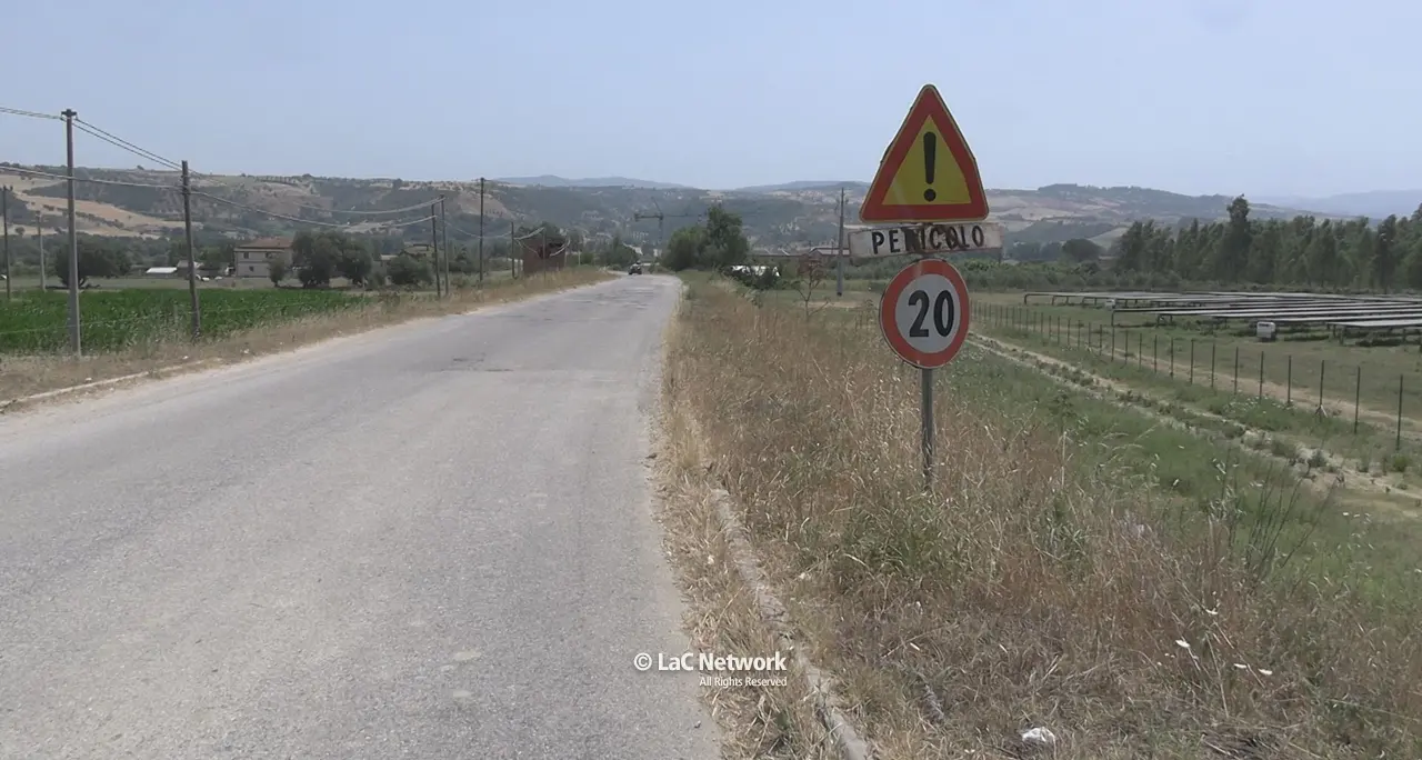 Strada dissestata e rimpallo di competenze: tra Santa Sofia d’Epiro e Tarsia l’asse viario che non appartiene a nessuno