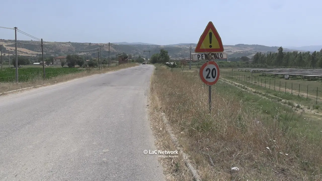 Strada dissestata e rimpallo di competenze: tra Santa Sofia d’Epiro e Tarsia l’asse viario che non appartiene a nessuno