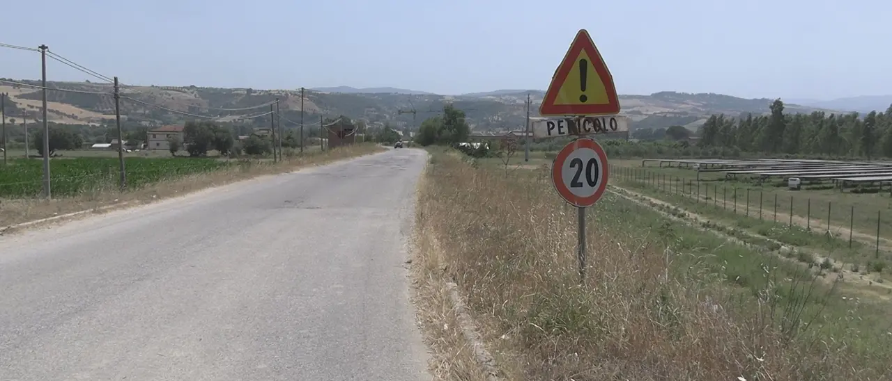 Strada dissestata e rimpallo di competenze: tra Santa Sofia d’Epiro e Tarsia l’asse viario che non appartiene a nessuno