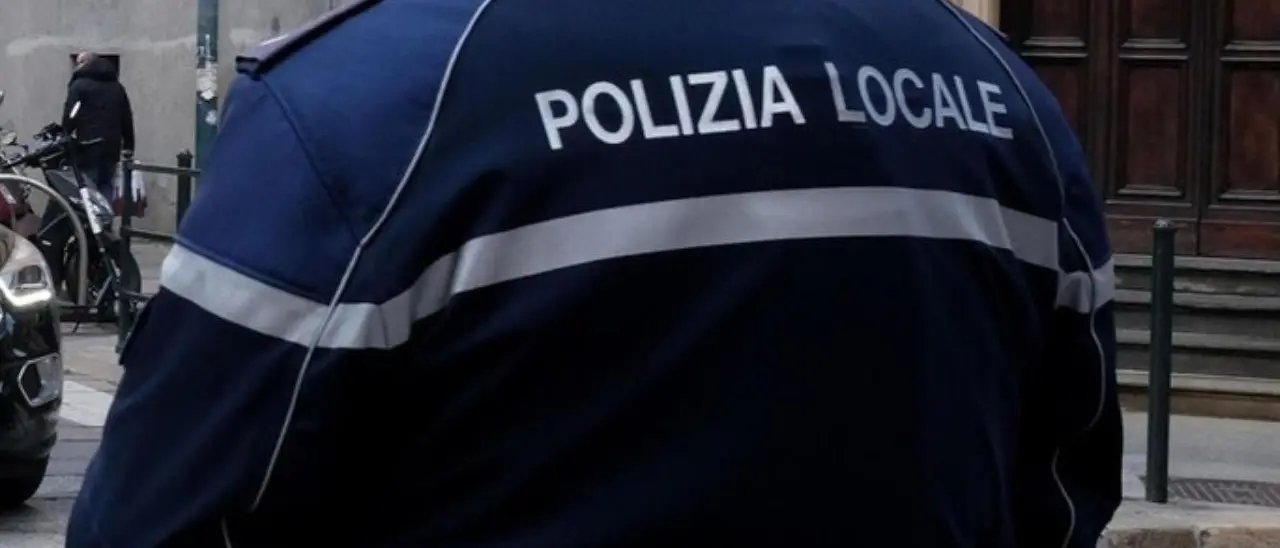 Reggio, controlli della Polizia locale: quattro denunce e sanzioni contro abusivismo e degrado urbano\n