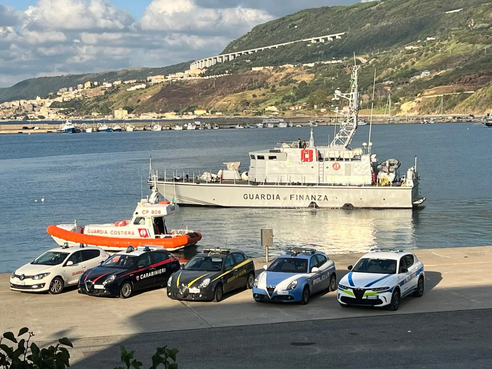 Controlli interforze lungo la Costa degli Dei: scattano denunce, sequestri e sanzioni. Ecco il bilancio\n