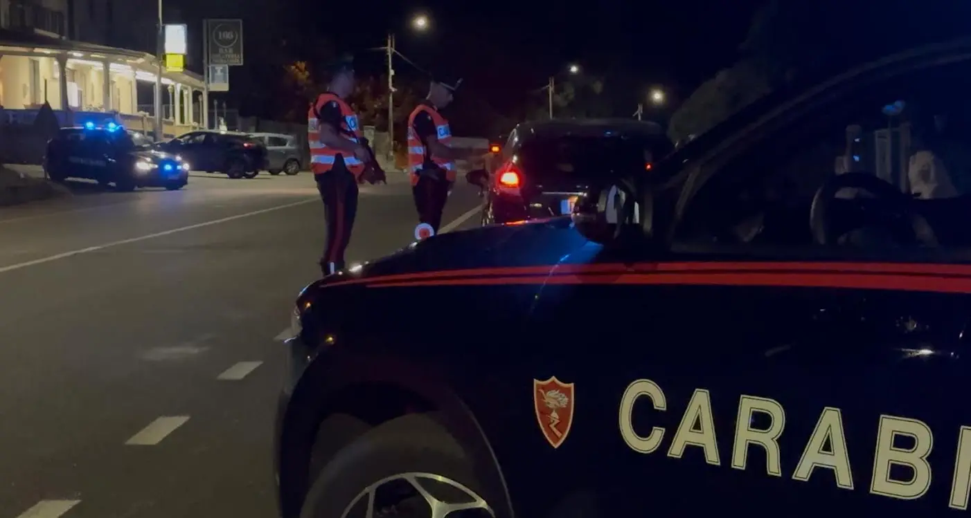 Pericoloso zig zag sulla SS 106: bloccati tre giovani in stato di alterazione alcolica
